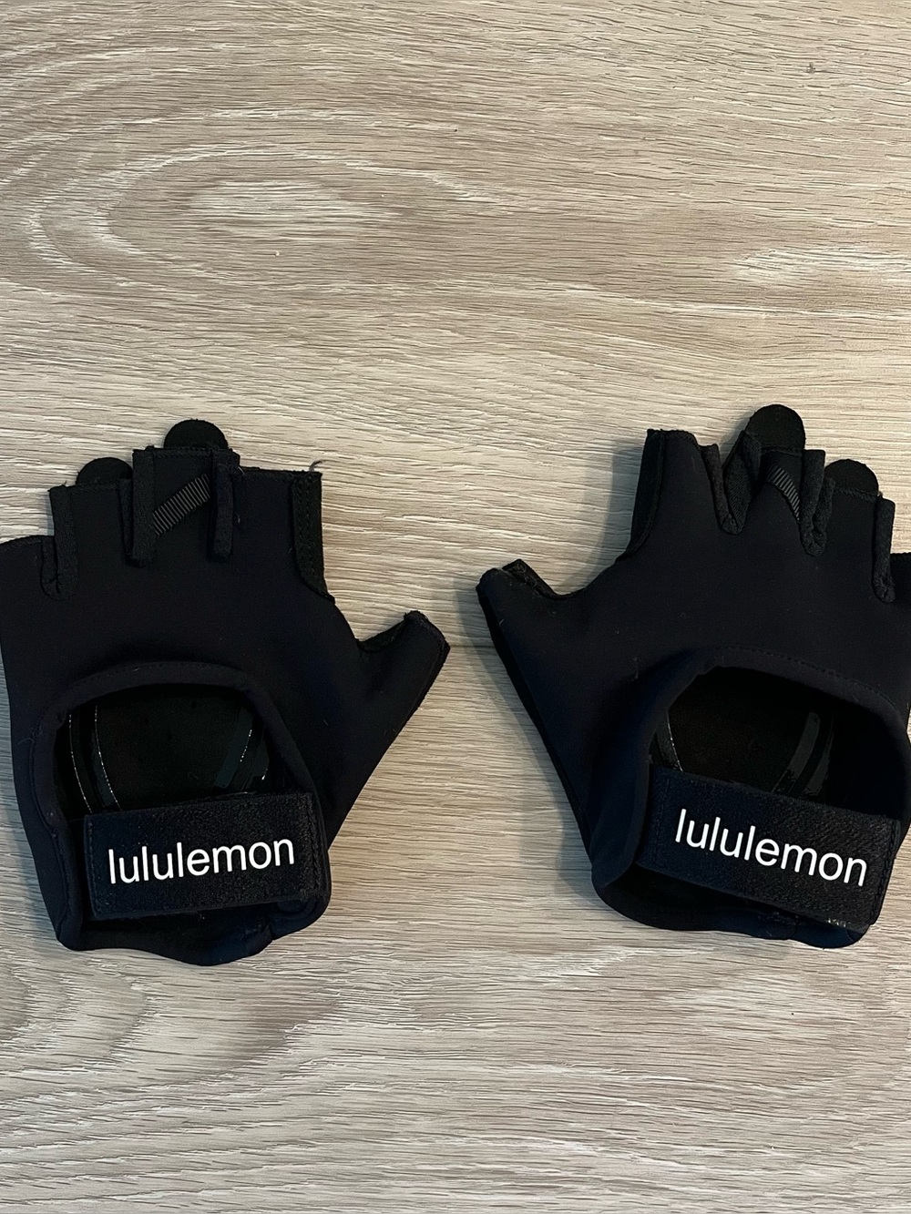 Lululemon lifting gloves